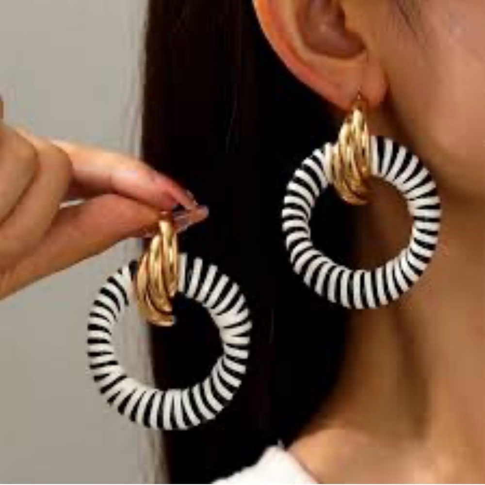 Black & White Striped Gold Door Knocker Statement Hoop Earrings NWT